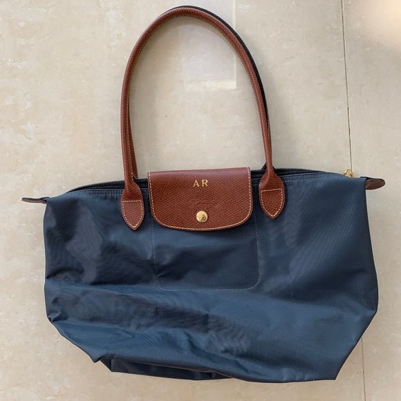 longchamp medium tote size